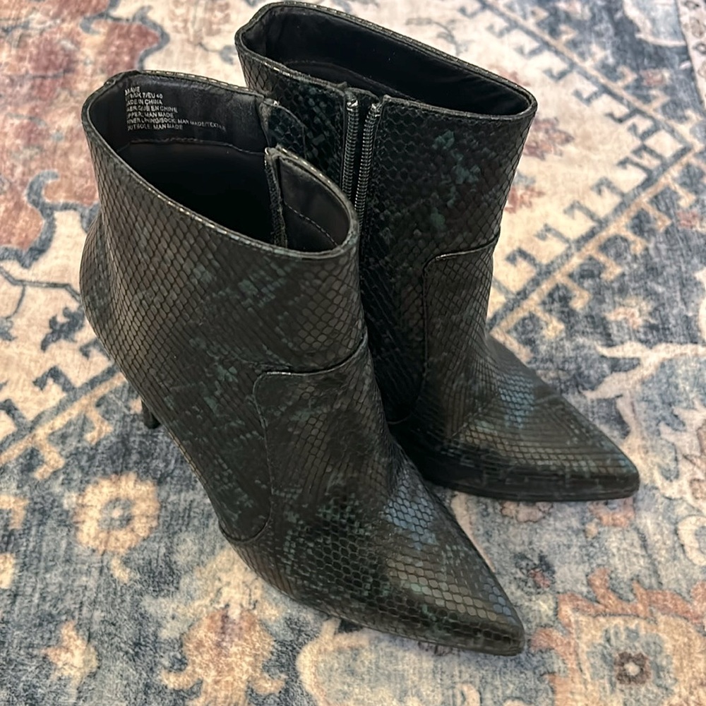Shoe Dazzle Ankle Boots 
Color black/green
Size 9